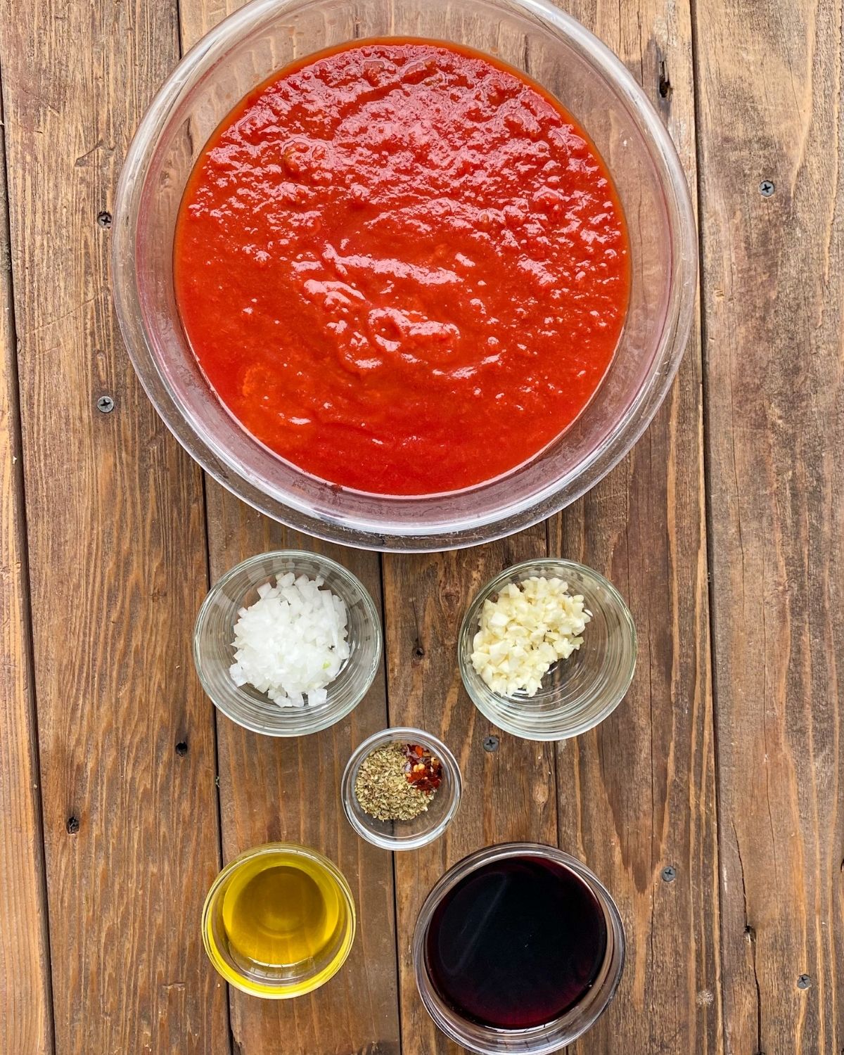 overhead picture of ingredients to make gluten-free marinara sauce.