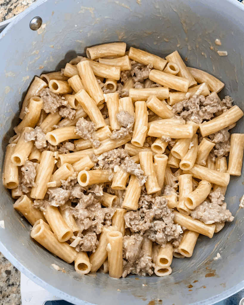 stir the rigatoni and sauce and sausage together.